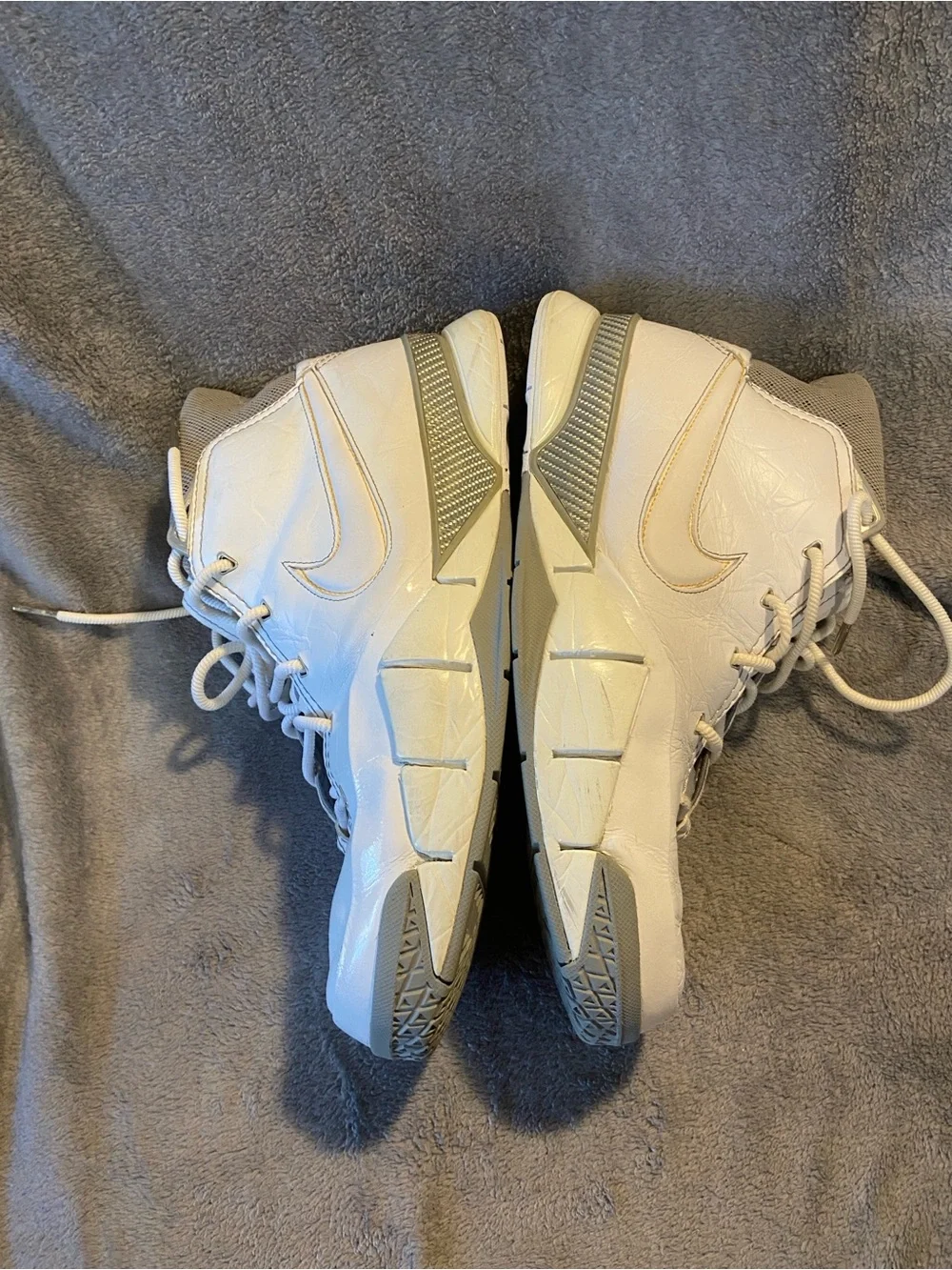 🏀 Nike Kobe 1 white shark